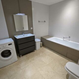 Salle de bain équipé avec lave linge à disposition - Hôtel Le Mira Mar