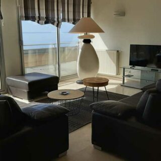 Salon équipé avec télévision - Appartement avec vue sur mer Hérault