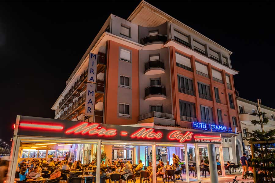 Vue de l'hôtel et sa terrasse