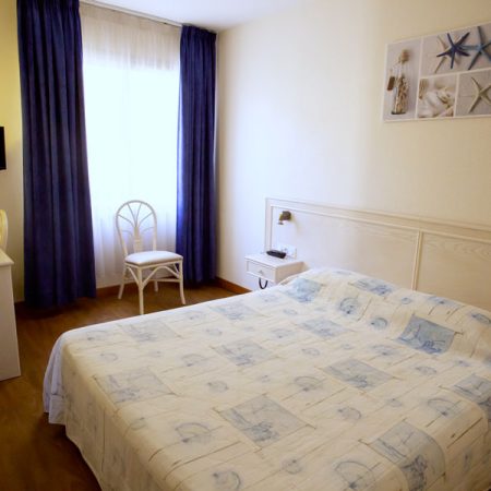 Chambre avec lit double