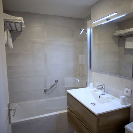 salle de bain avec douche ou baignoire