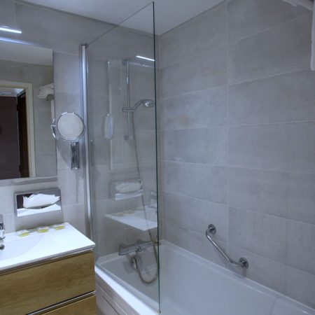 salle de bain avec douche ou baignoire