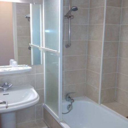 salle de bain avec douche ou baignoire